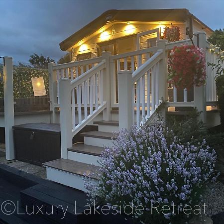 Lakeside Retreat With Hot Tub & Fishing Peg At Tattershall Lakes Country Park Hotel Bagian luar foto