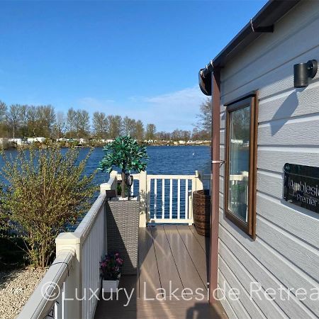 Lakeside Retreat With Hot Tub & Fishing Peg At Tattershall Lakes Country Park Hotel Bagian luar foto