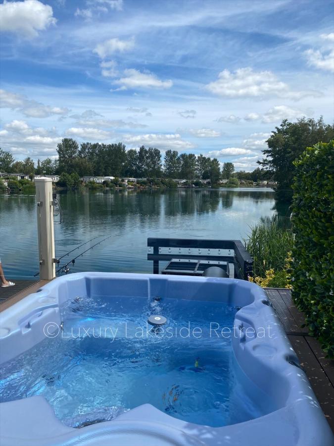 Lakeside Retreat With Hot Tub & Fishing Peg At Tattershall Lakes Country Park Hotel Bagian luar foto