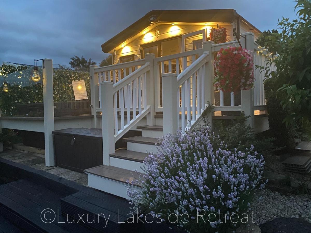 Lakeside Retreat With Hot Tub & Fishing Peg At Tattershall Lakes Country Park Hotel Bagian luar foto