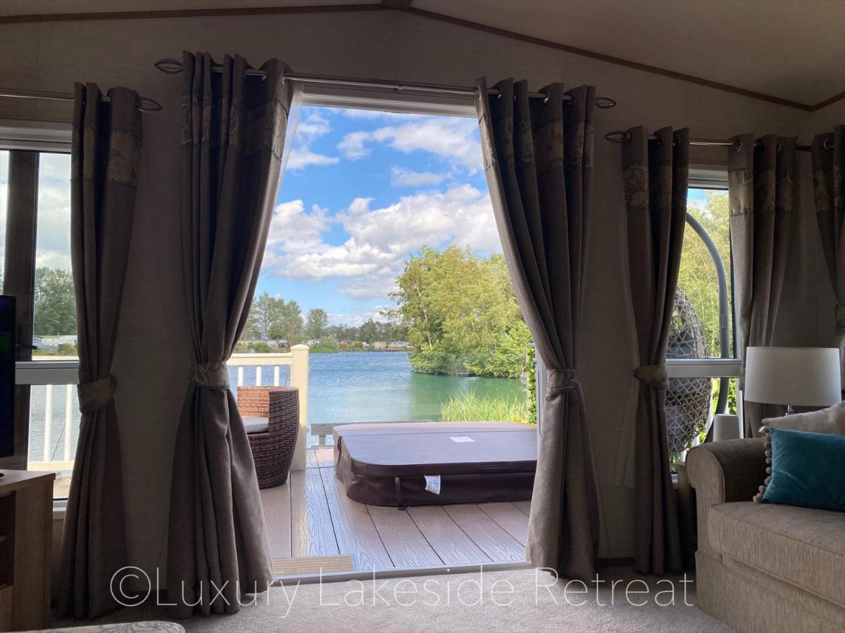 Lakeside Retreat With Hot Tub & Fishing Peg At Tattershall Lakes Country Park Hotel Bagian luar foto