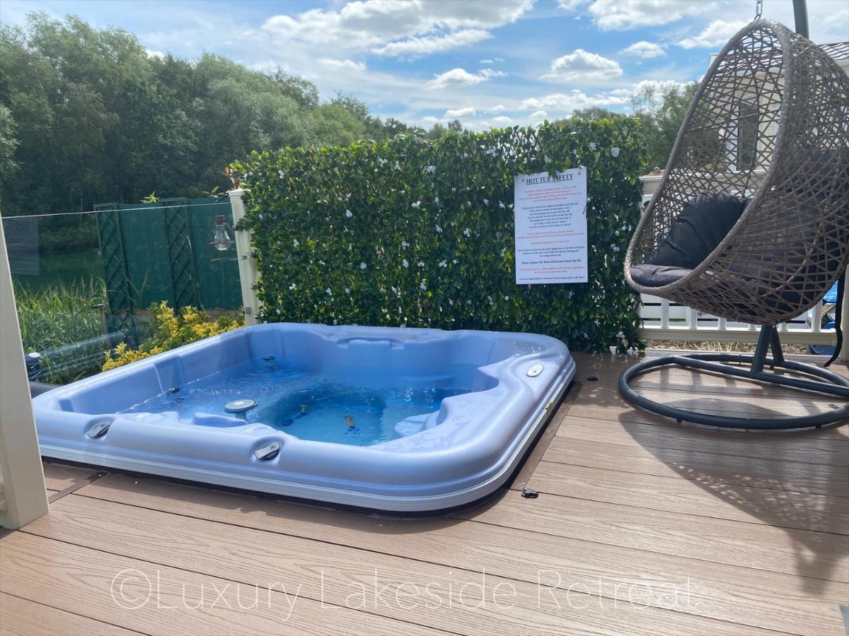 Lakeside Retreat With Hot Tub & Fishing Peg At Tattershall Lakes Country Park Hotel Bagian luar foto