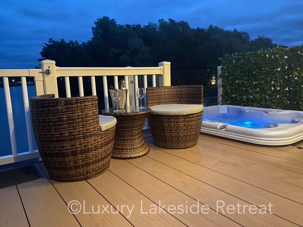 Lakeside Retreat With Hot Tub & Fishing Peg At Tattershall Lakes Country Park Hotel Bagian luar foto