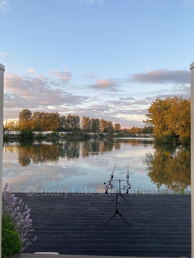 Lakeside Retreat With Hot Tub & Fishing Peg At Tattershall Lakes Country Park Hotel Bagian luar foto