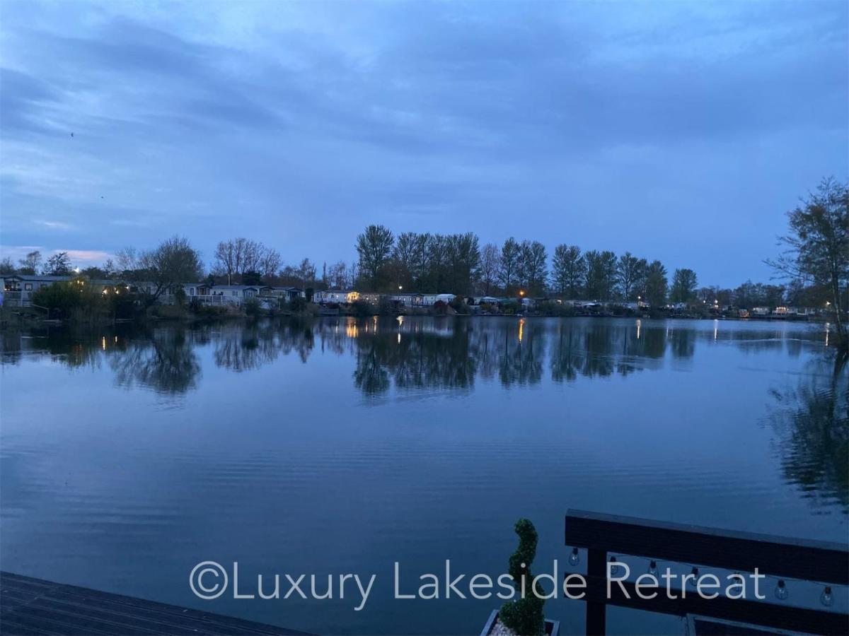 Lakeside Retreat With Hot Tub & Fishing Peg At Tattershall Lakes Country Park Hotel Bagian luar foto