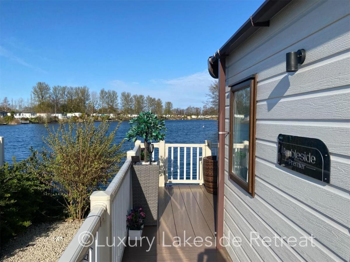 Lakeside Retreat With Hot Tub & Fishing Peg At Tattershall Lakes Country Park Hotel Bagian luar foto