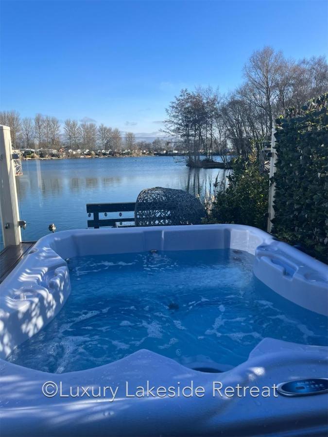 Lakeside Retreat With Hot Tub & Fishing Peg At Tattershall Lakes Country Park Hotel Bagian luar foto