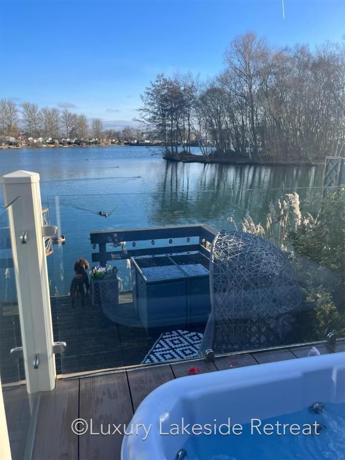 Lakeside Retreat With Hot Tub & Fishing Peg At Tattershall Lakes Country Park Hotel Bagian luar foto